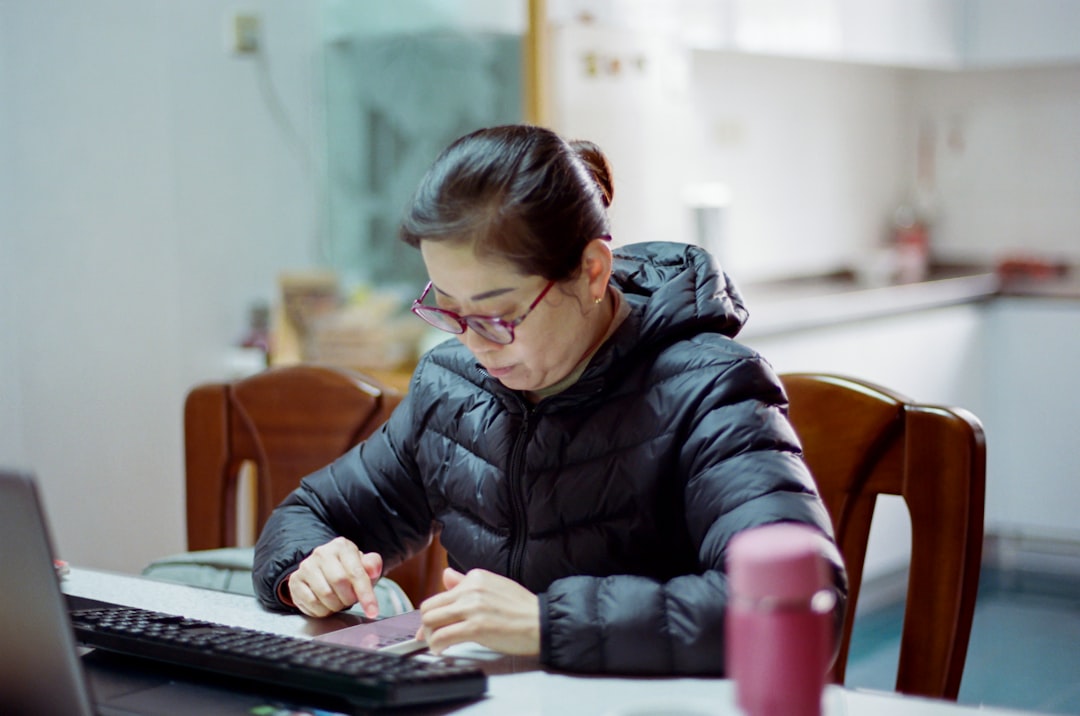 laptop stand tips for women - TechMae