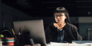 laptop stand tips for women - TechMae