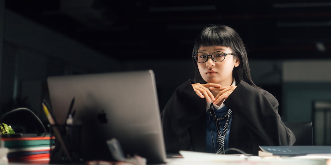 laptop stand tips for women - TechMae